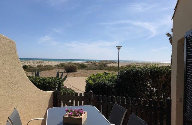 Cozy Seaside Villa in Port Leucate – 4 Guests, Terrace, Private Parking, Beachfront