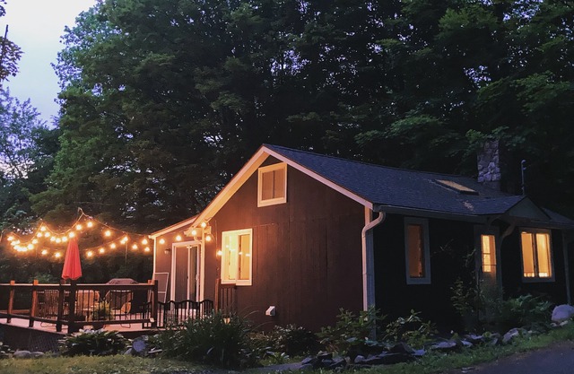 Cozy & Serene Cabin with Fireplace, Ski Nearby!