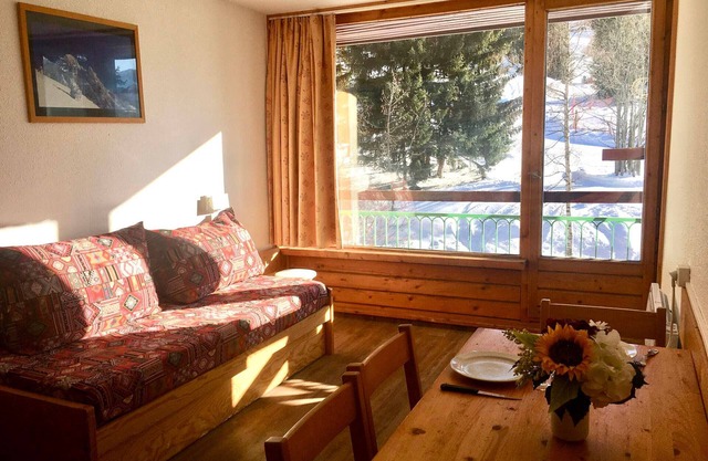 "Cozy Ski-in/Ski-out Studio with Balcony and Mountain Views at Arc 1800"