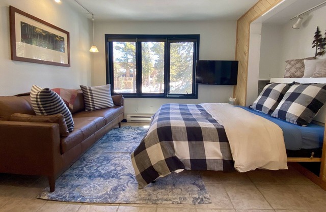 Cozy Ski-In/Walk-Out @ 4 O'Clock Lodge