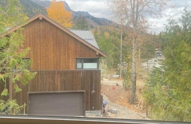 Cozy Ski Retreat with Moutain View/Ski In Property/Hot tub/5 mins to the Lifts