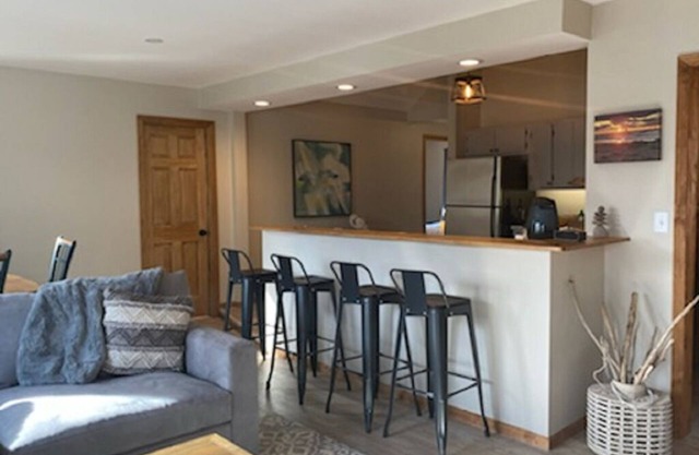 Cozy South Haven Cottage. Short walk to beach. Family and pet friendly!