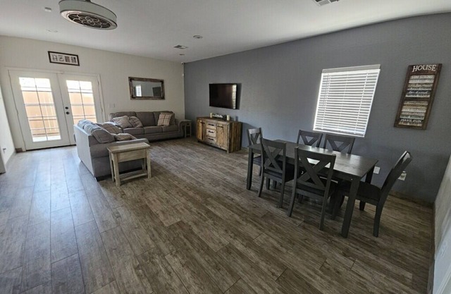 Cozy spacious modern guest house in charming Queen Creek with AC & WiFi