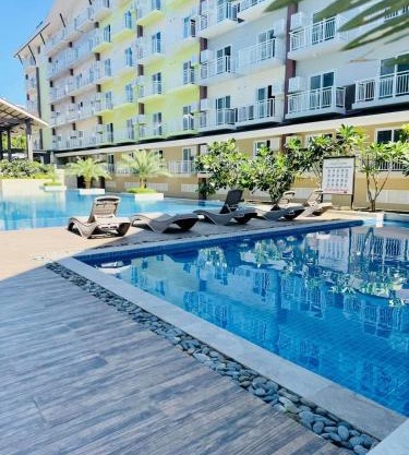 Cozy Staycation Near Cebu Airport with Pool & Gym , Free Wifi