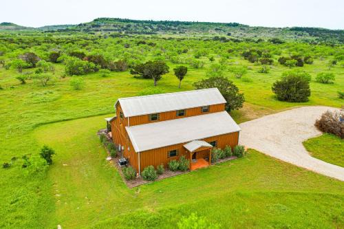 Cozy Strawn Cabin with Pool Access - Near Lake!