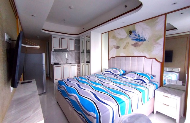 Cozy studio apartment above Pakuwon Mall Surabaya w/WiFi and Netflix to chill.
