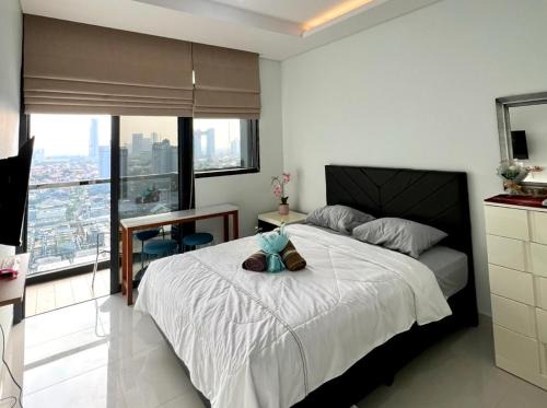 Cozy Studio Apartment with Balcony
