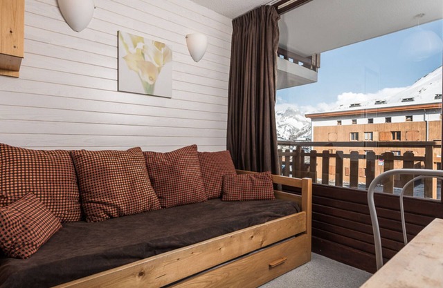 Cozy Studio Cabin · Near Slopes & Shops · Balcony · Sleeps 4