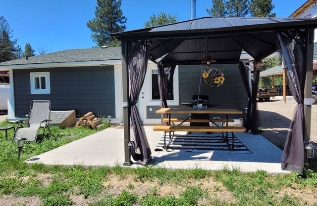 cozy studio cabin on 20 scenic acres over looking mountains and Hayes creek