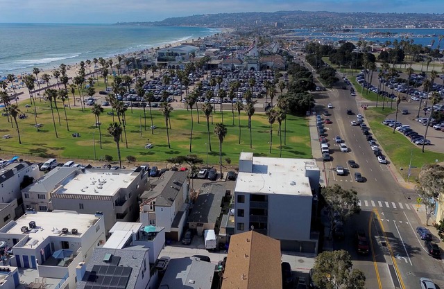 Cozy Studio/Flat Steps to Ocean745 1/2 - Sleeps 2, BBQ, Next to Belmont Park