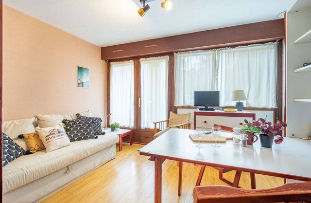 Cozy Studio for 4 in Saint Lary with Balcony, Parking, Near Ski Slopes