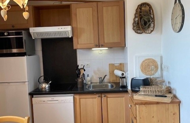 Cozy Studio for 2 on Ski Slopes with Pool, Parking, and Free Wi-Fi