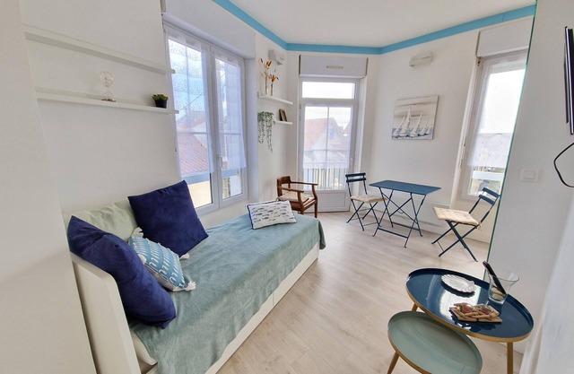 Cozy Studio for 4 in Central Châtelaillon-Plage, Steps from Beach