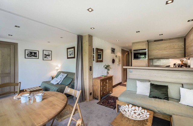 Cozy studio in Megève, sleeps 4, outdoor balcony, pets allowed, parking