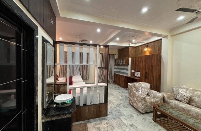 Cozy studio room with 2 beds in central Banaras, Charming interior and furniture