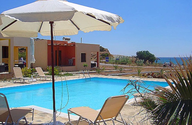 Cozy studio with pool by the sea