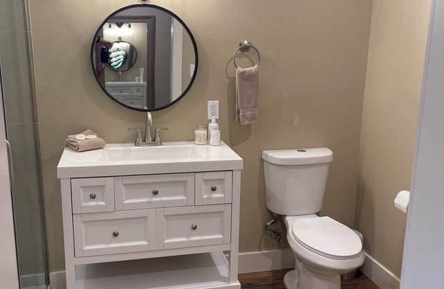 Cozy Suite in New Duplex located in Downtown Bandera