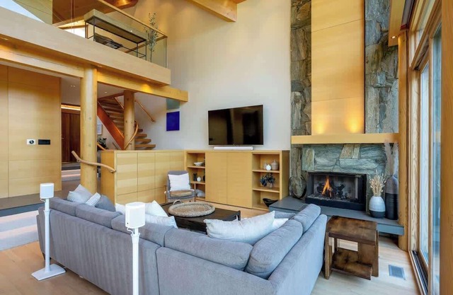 Cozy townhome w/hot tub & mountain views