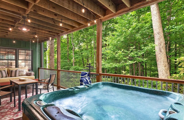 Cozy Treehouse-view Cabin in the Heart of Maggie Valley, close dining & shopping