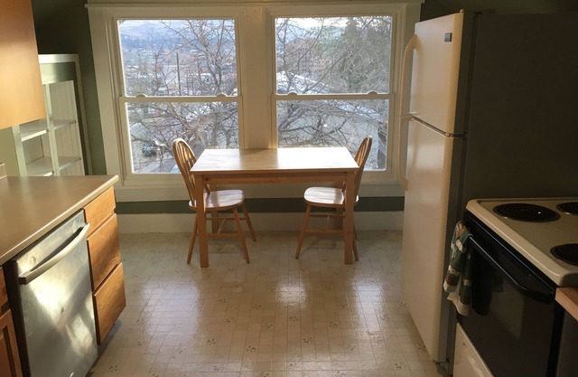 Cozy Upper Level 2 Bed Apt. - Downtown Wenatchee