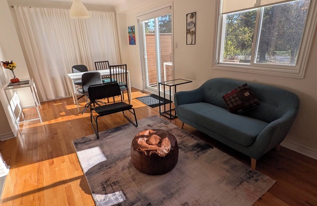 Cozy Upscale Kanata Retreat - Perfect for Families & Business Professionals