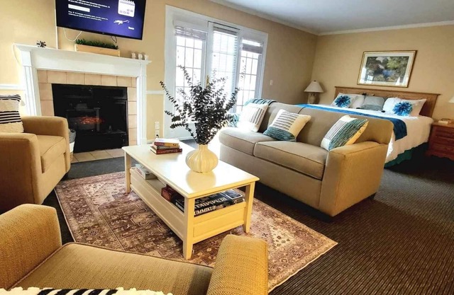 Cozy villa at Spa, 2 min to Mohegan, king-size bed, hot tub, sauna, and pool!