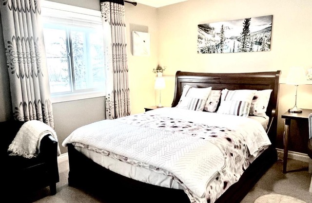 Cozy Walkout suite with King bed, Kitchen, Parking & Patio