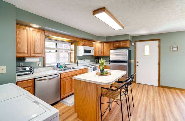 Cozy West Virginia Home ~ 13 Mi to Kanawha River