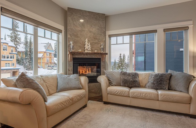 Cozy whole house on the Knoll - Private hot tub, BBQ and pet friendly too!