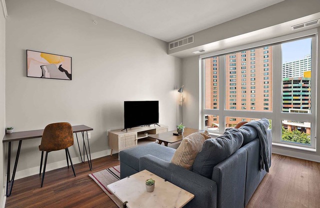 CozySuites Marquee | pool, gym #06