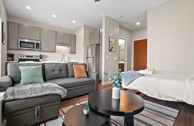 CozySuites Marquee | pool, gym #07