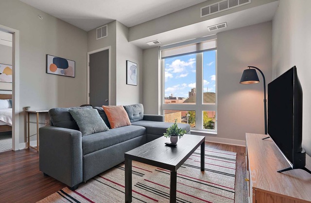 CozySuites Marquee | pool, gym #10