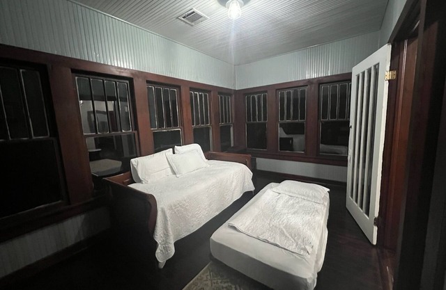 Craftsman Home on 3 acres with live oaks lots of space for gatherings