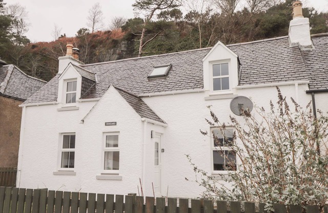 CRAIGARD, pet friendly, character holiday cottage in Kyle Of Lochalsh