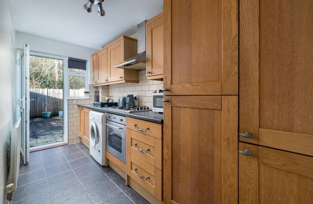 Crawley Pet Friendly 1-Bedroom Apartment