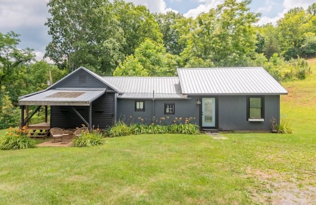 Creek House cabin with fire pit