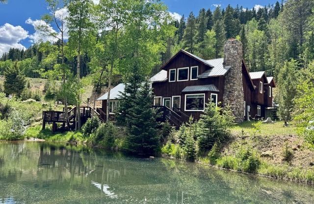 Creek & Peak Hideaway