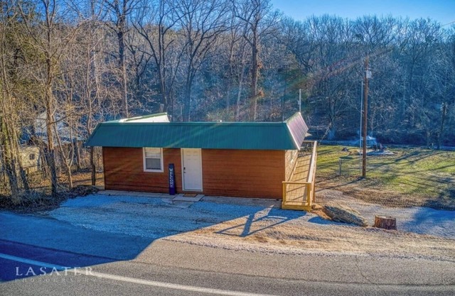 Creekside 2-bedroom cabin near the Buffalo River in enchanting Marble Falls
