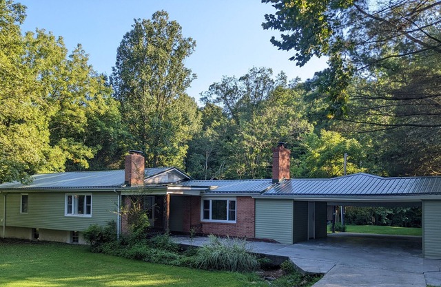 Creekside getaway with firepit-- 40 min from Virginia Tech