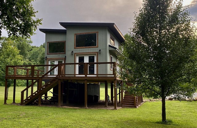 Creekside Hammock Hangout
