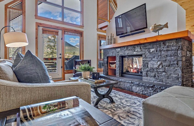 Creekside & Mountain Penthouse| | Mountain Views | Hot Tub | Prime Location