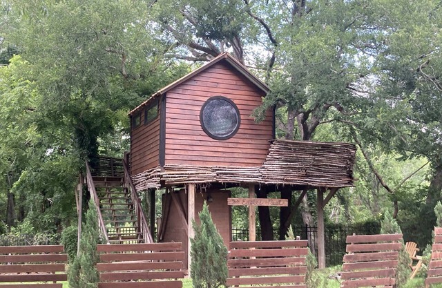 Creekside Texas Tree House Rental on Lake Conroe