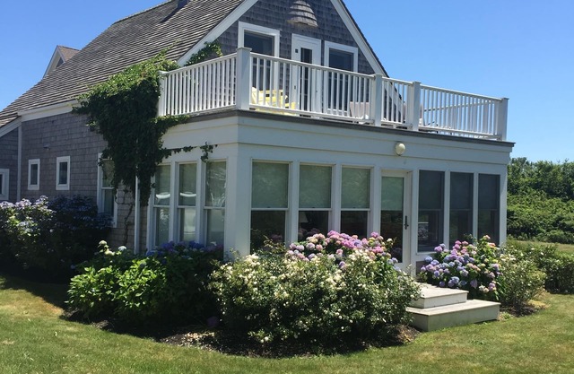 CRESCENT BEACH COTTAGE - Just steps to the private path to the BEACH