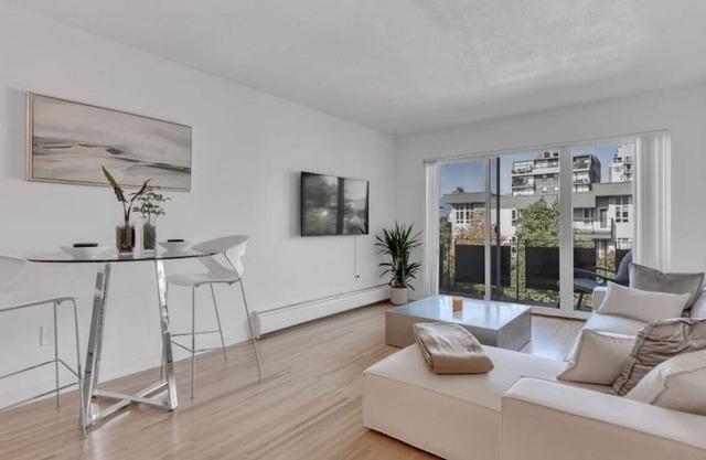 Crisp & Clean 1-BR Condo in Phenomenal Location