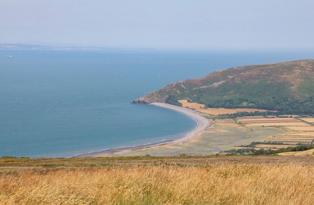 CROOKE BARN, pet friendly, with hot tub in Tiverton