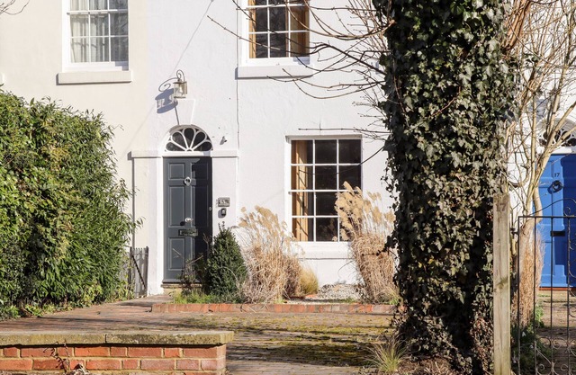 CRUD YR AWEL, pet friendly, character holiday cottage in Bridge, Kent