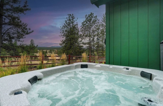 Crystal Retreat! BBQ, Trails & Breathtaking Views