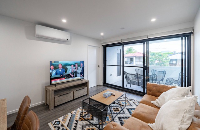 CS1 Hidden 2BR1BA Apt w parking walk to Westfield
