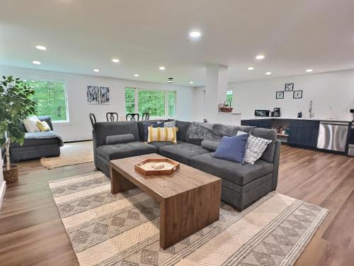 CubsCorner - Pool, Sauna, Gym, Close to Mountain!