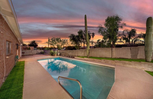 Cul-de-Sac/Fenced with Pool /3 BR 2 BA/Quiet